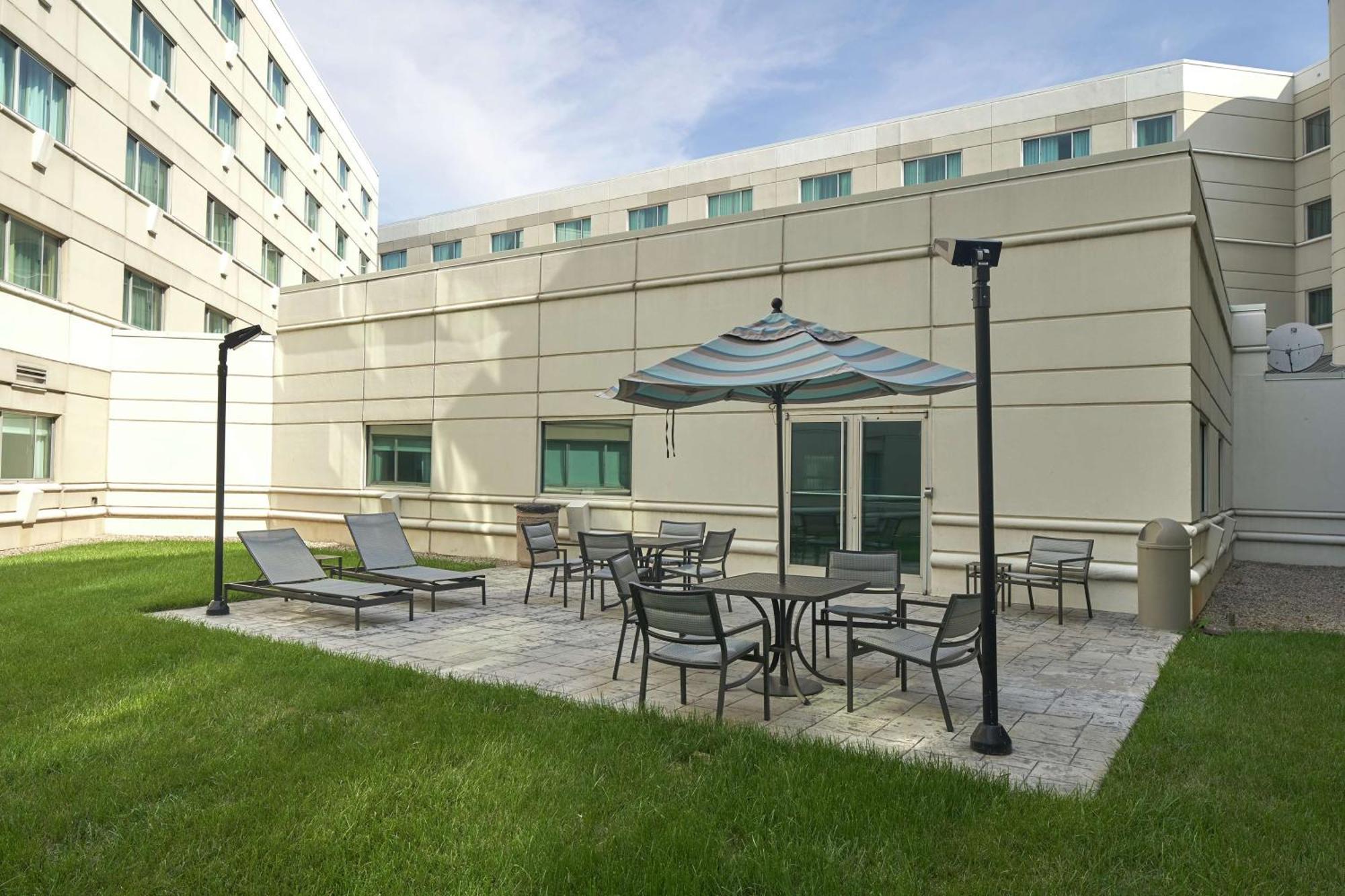 Hilton Cincinnati Airport Florence Exterior photo